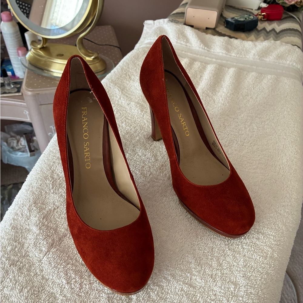 Franco Sarto Women's rust color Suede platform Pumps 4” heel, never worn